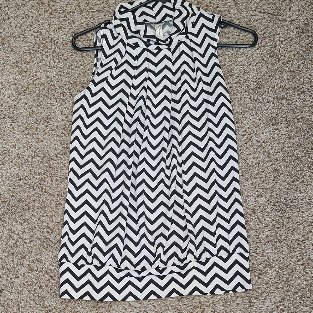 PerSeption Concept Monochrome Geometric Top